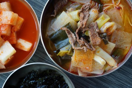 위에서 본 국 그릇 — 소고기·파·무와 면, 옆에 깍두기와 김